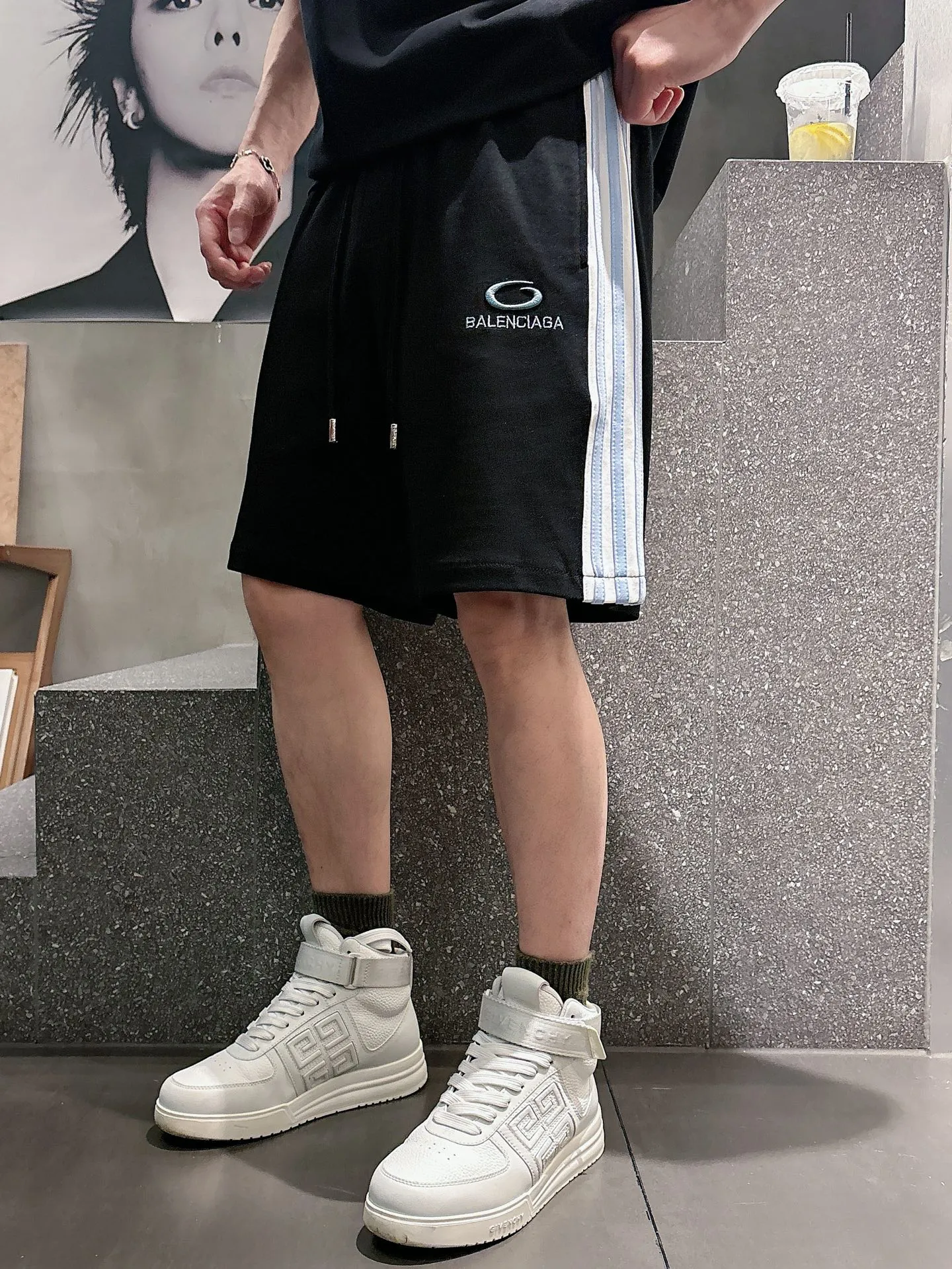 Balenciaga's three-standard complete 2026 summer New Arrival men's casual shorts, advanced custom-made Breathable fabric, Breathable fabric, extremely stretchy and comfortable, impeccable details, top-grade accessories, original logo design concept, delicate and soft feel! The upper body fit is awesome! Size: M-XXXL Please state your height and weight when ordering